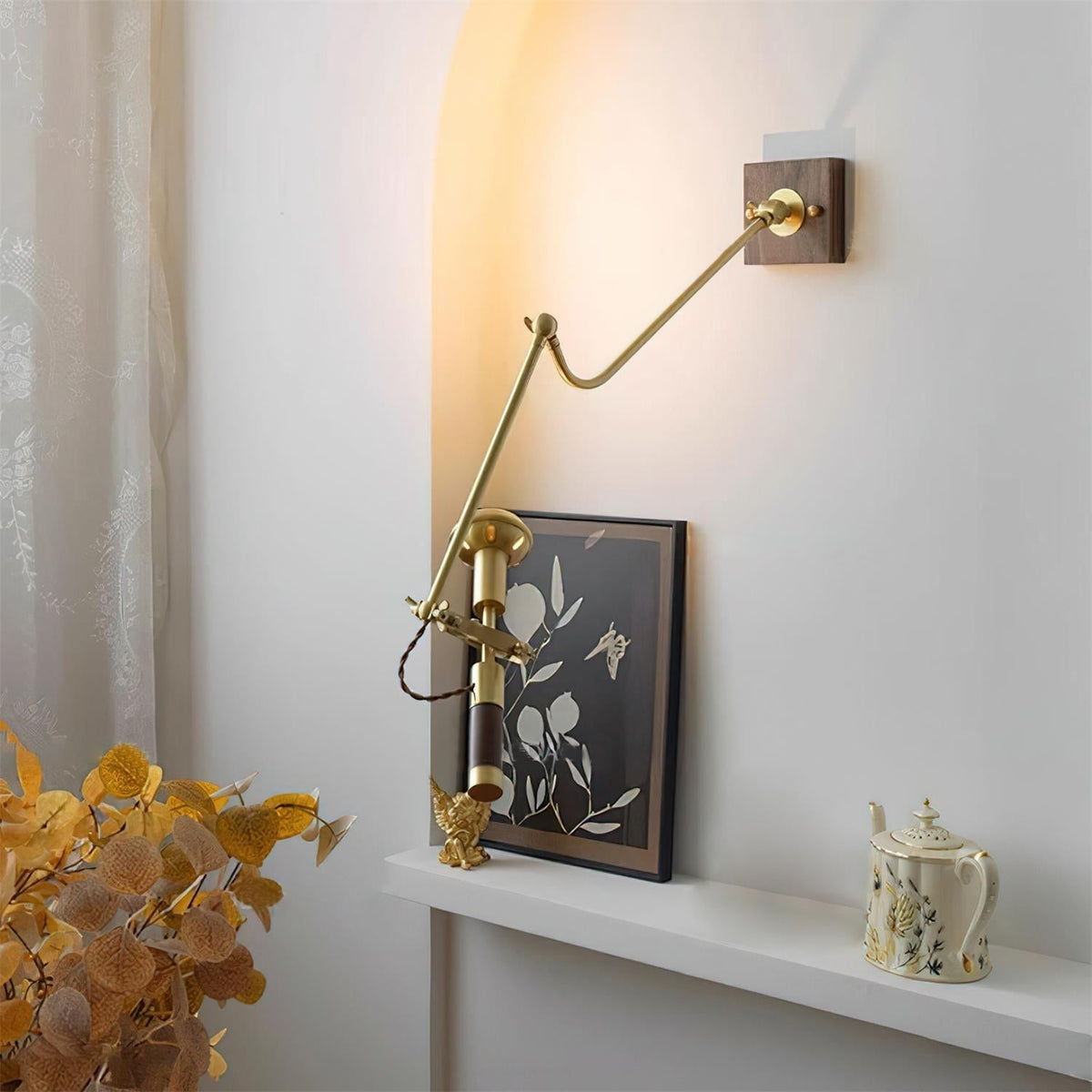 Aplique de pared ajustable de latón y nogal, estilo vintage industrial