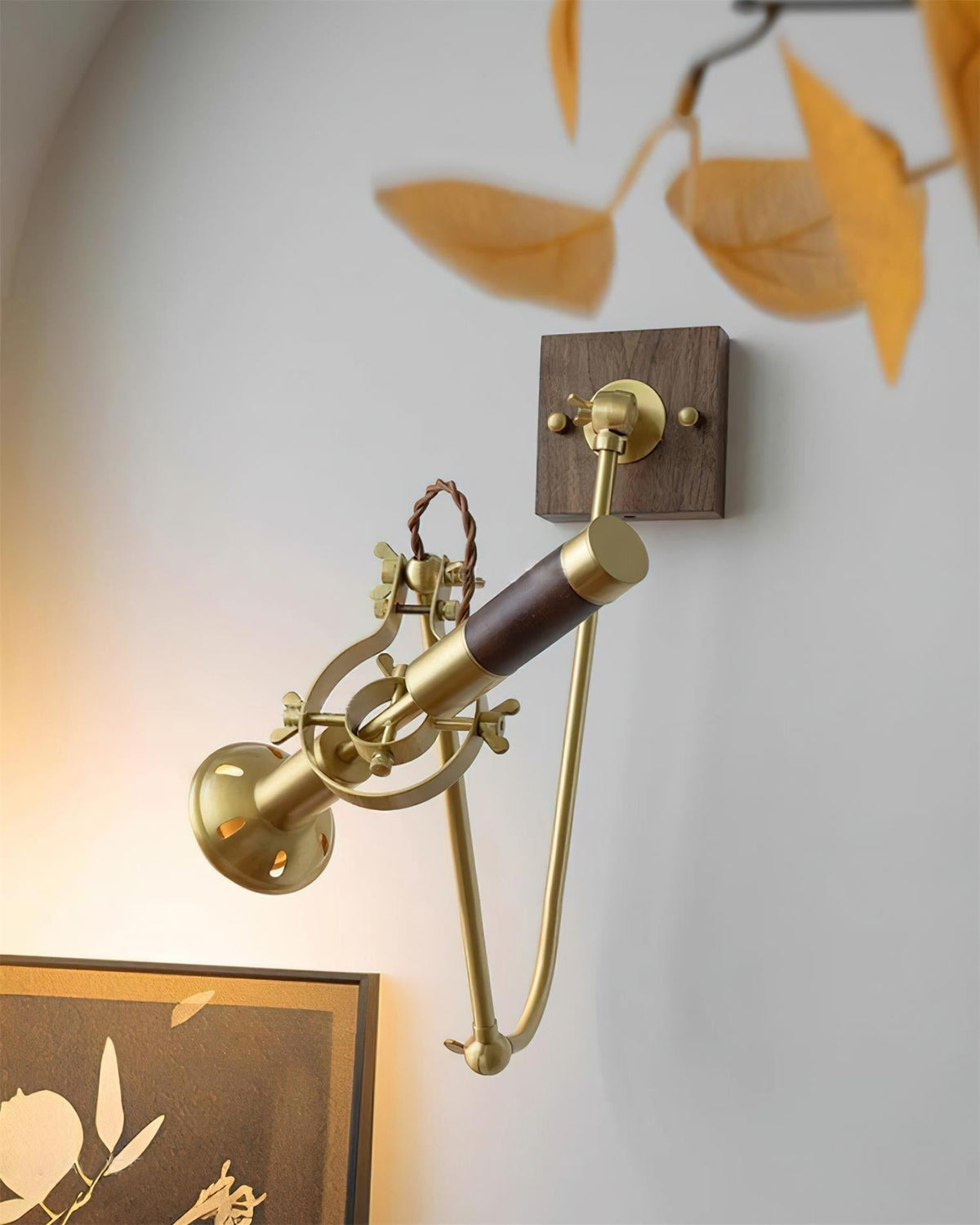 Aplique de pared ajustable de latón y nogal, estilo vintage industrial