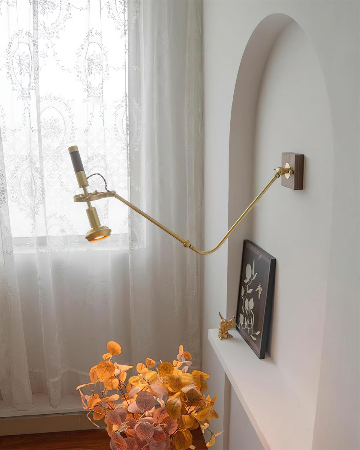 Aplique de pared ajustable de latón y nogal, estilo vintage industrial