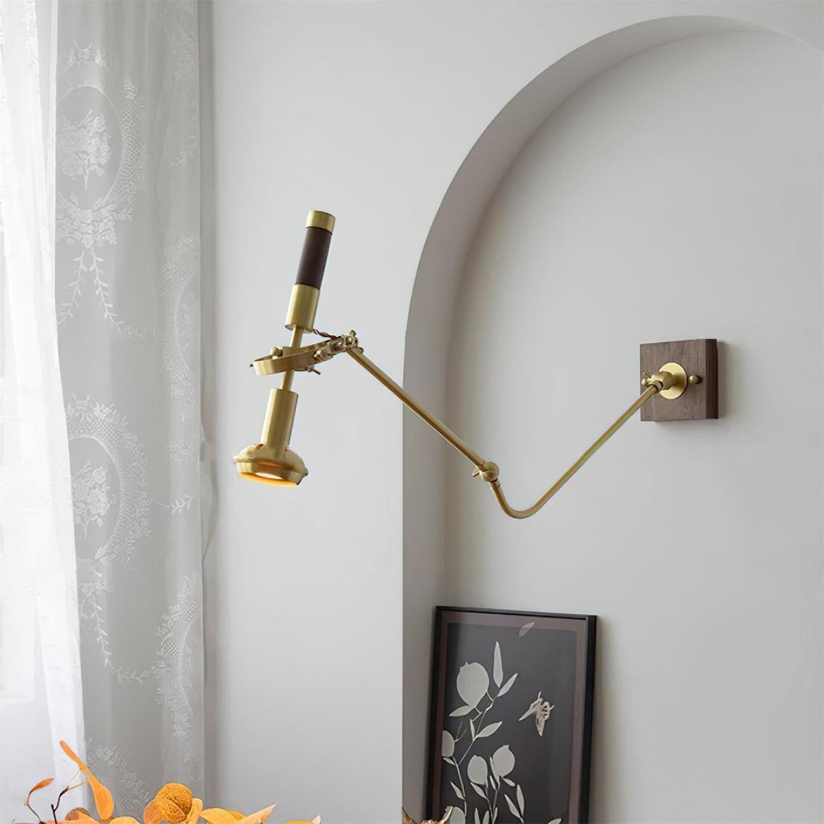 Aplique de pared ajustable de latón y nogal, estilo vintage industrial