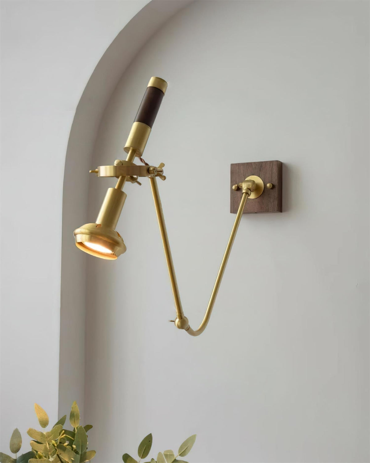 Aplique de pared ajustable de latón y nogal, estilo vintage industrial