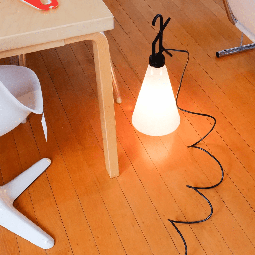 Hook lámpara de mesa con mango en forma de cono