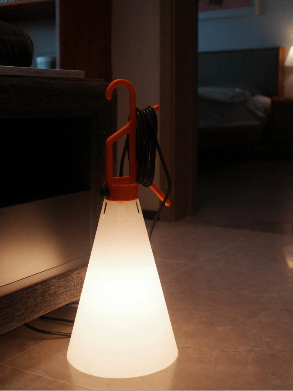 Hook lámpara de mesa con mango en forma de cono