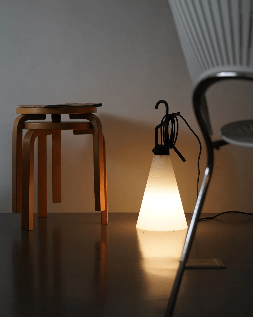 Hook lámpara de mesa con mango en forma de cono