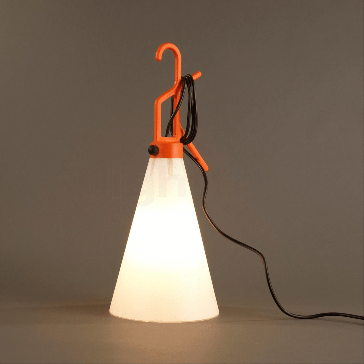 Hook lámpara de mesa con mango en forma de cono