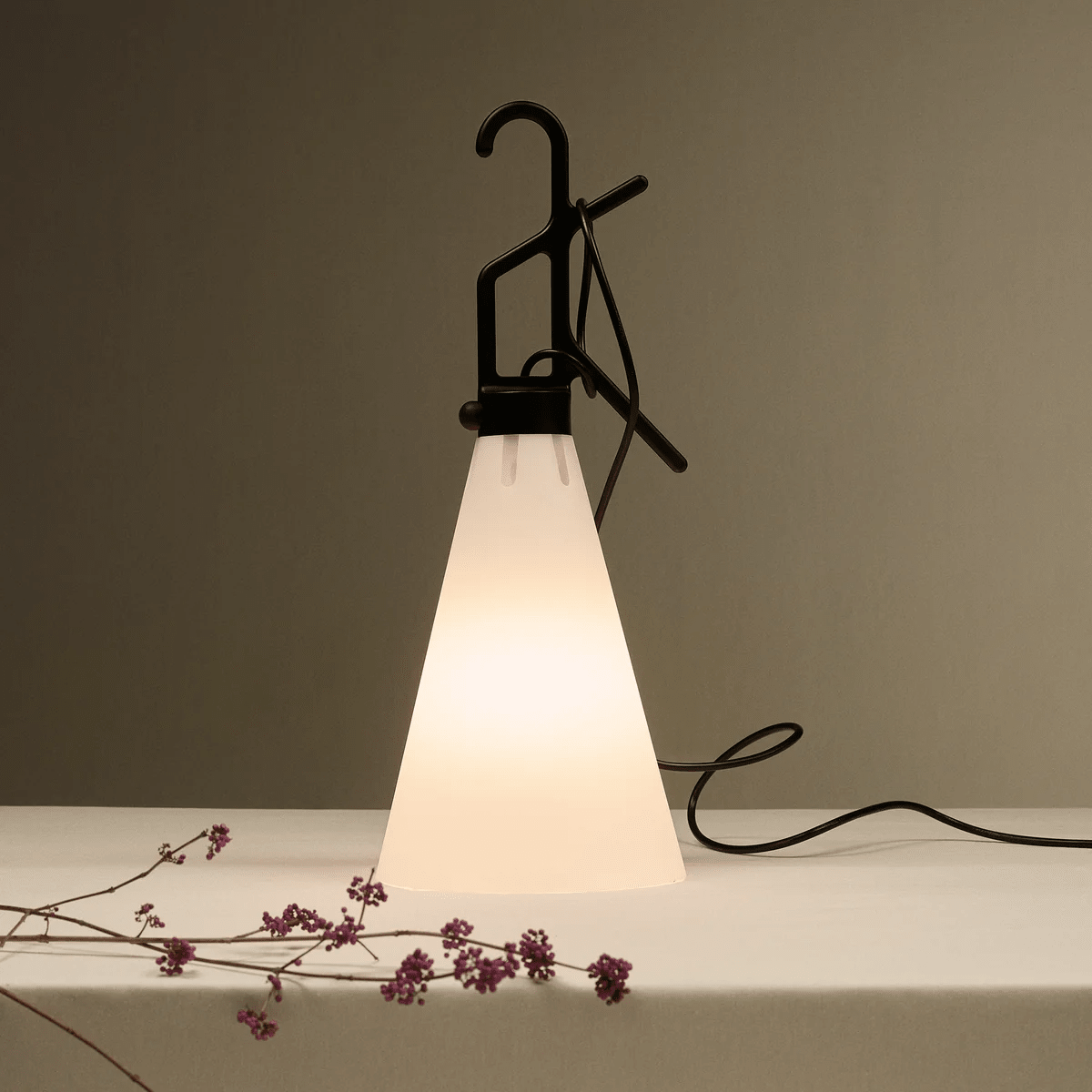 Hook lámpara de mesa con mango en forma de cono