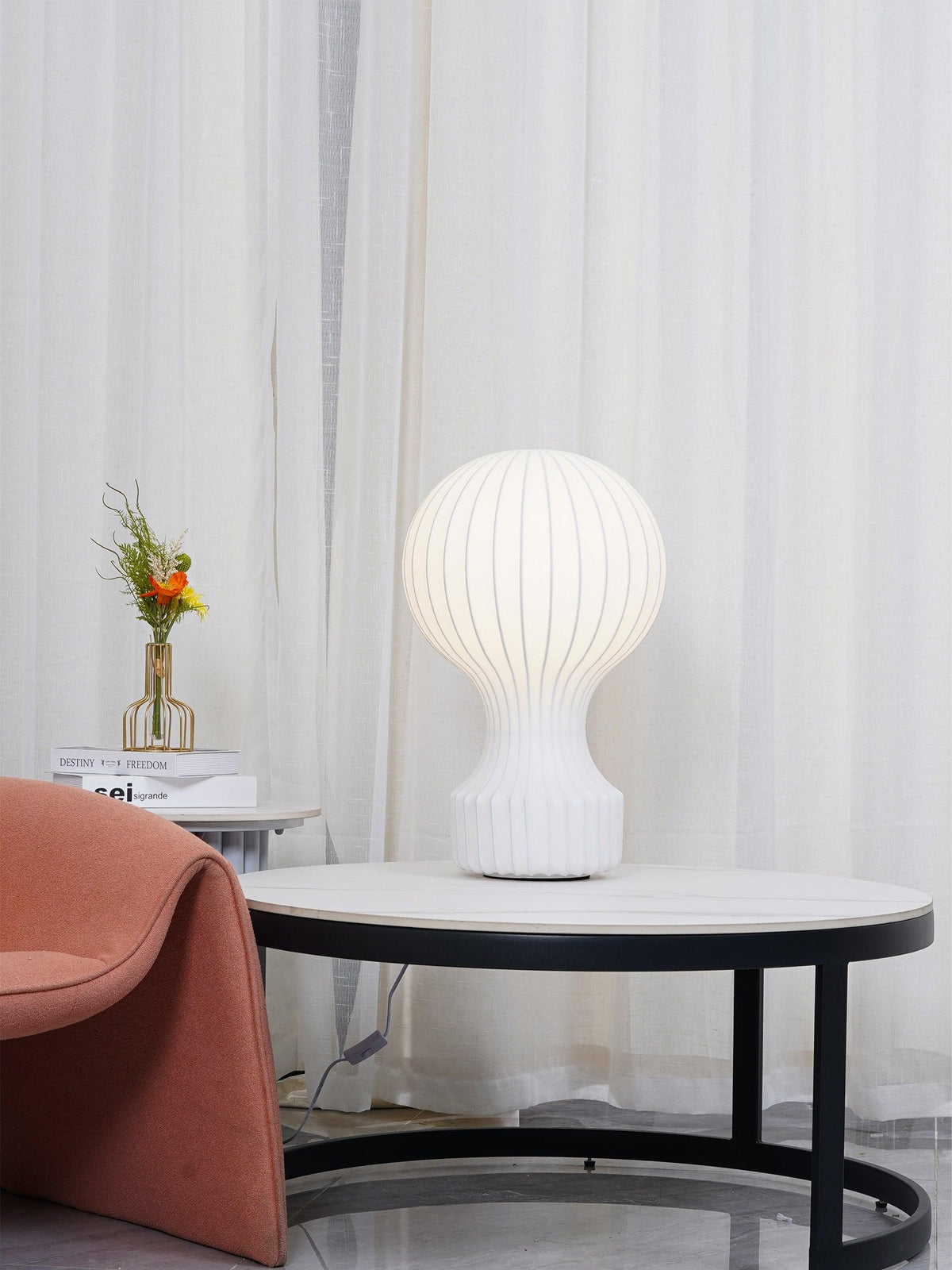 Lirove lámpara de mesa escultórica de acero