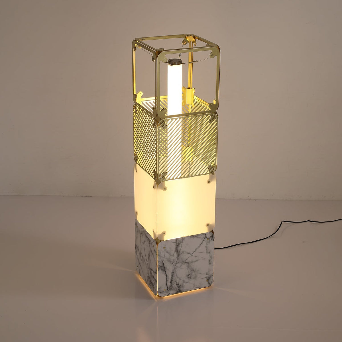 LuxeGrid lámpara de pie industrial de latón