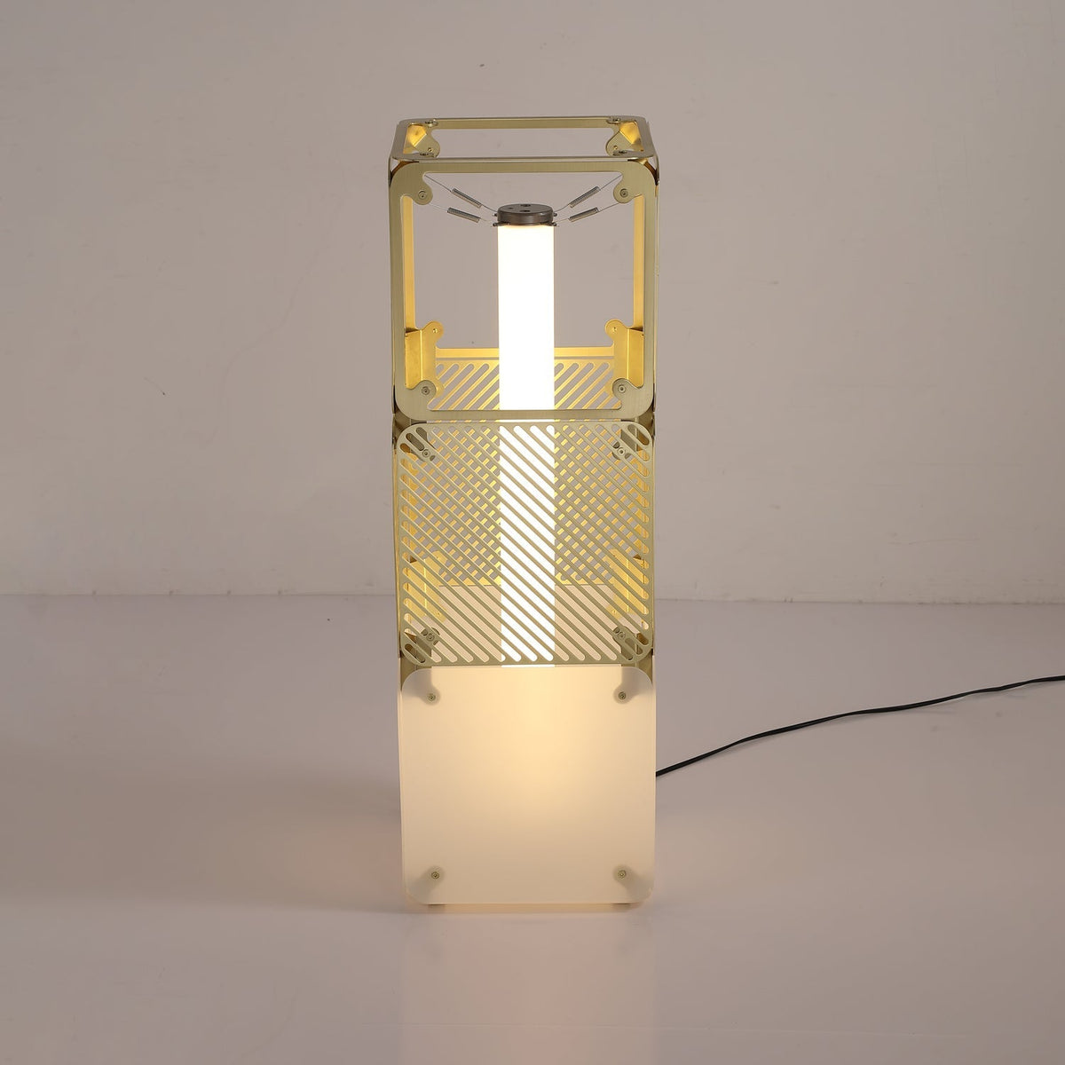 LuxeGrid lámpara de pie industrial de latón