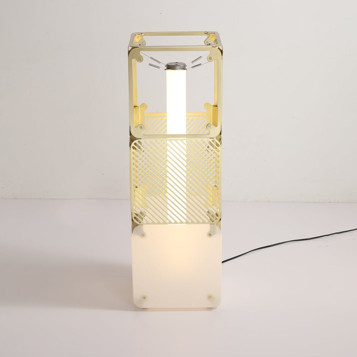 LuxeGrid lámpara de pie industrial de latón