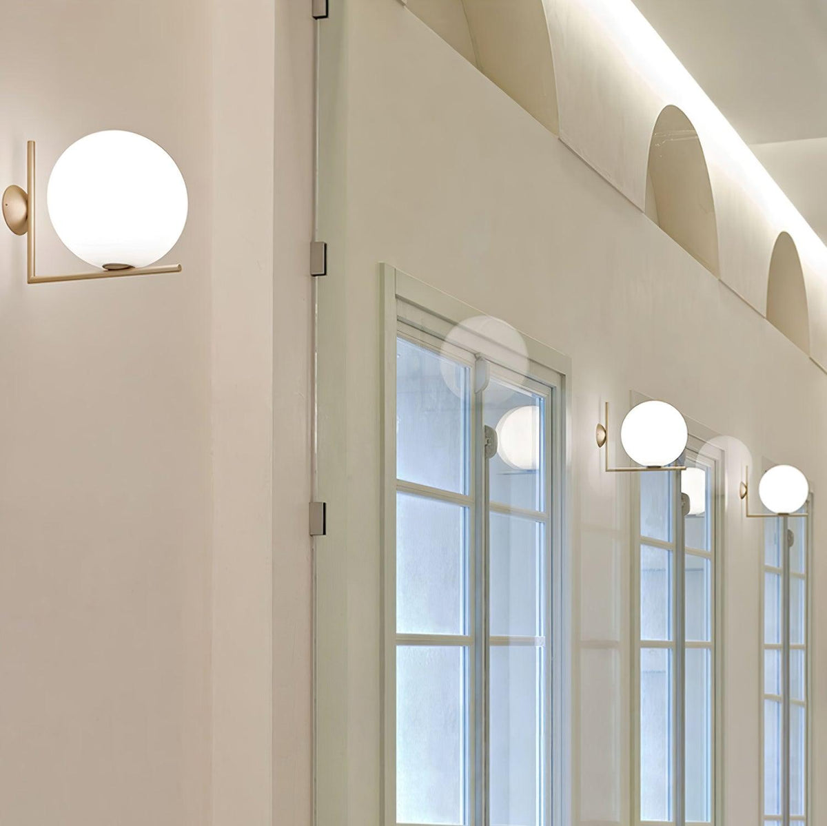 Joanna aplique de pared moderno minimalista en vidrio soplado opalino