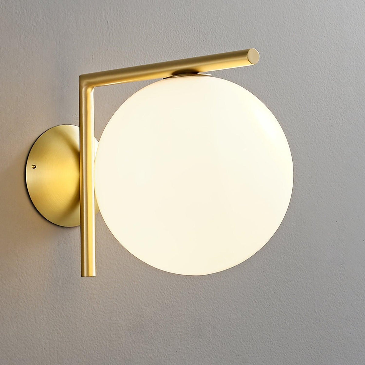 Joanna aplique de pared moderno minimalista en vidrio soplado opalino