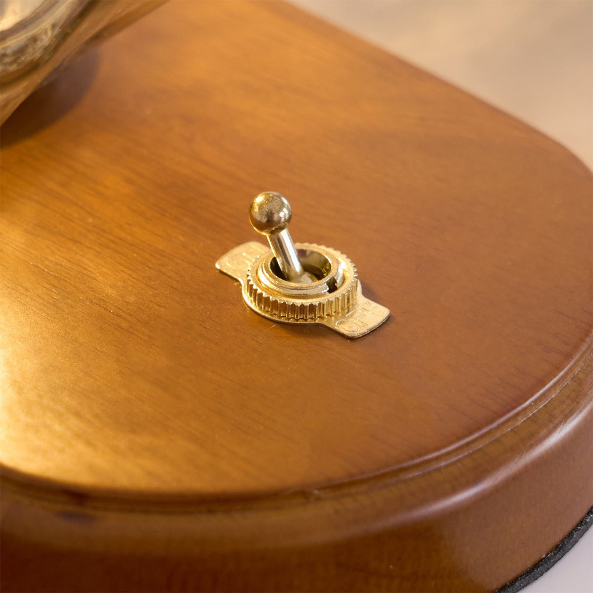 Maris lámpara de mesa artística de madera