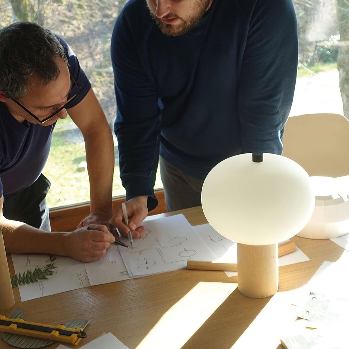 Jaldes lámpara de mesa de madera y vidrio