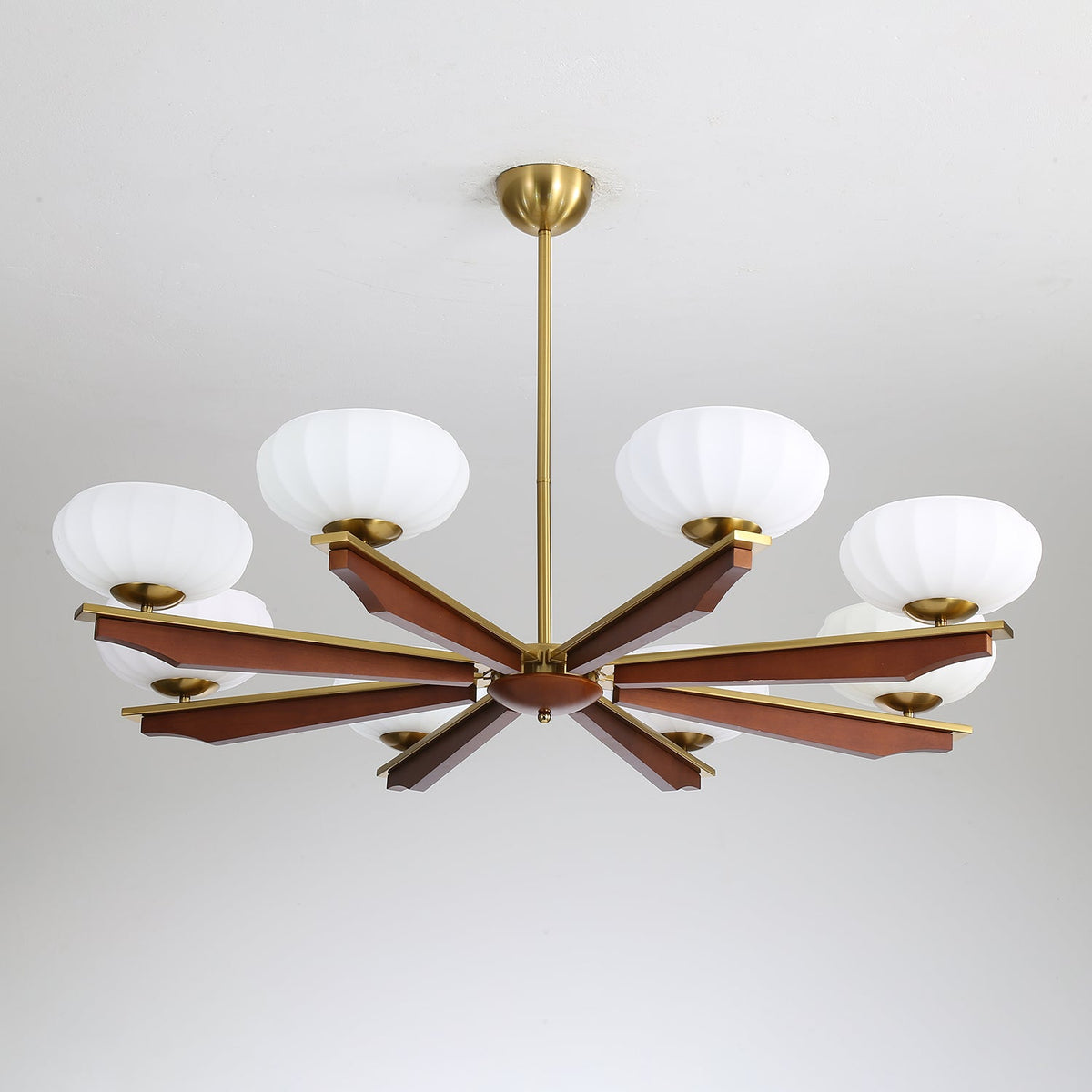 Uzoror lámpara de araña tradicional elegancia vintage madera