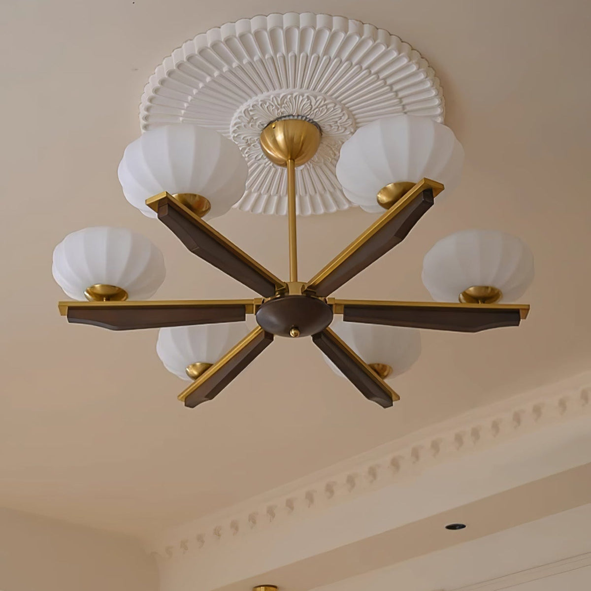 Uzoror lámpara de araña tradicional elegancia vintage madera