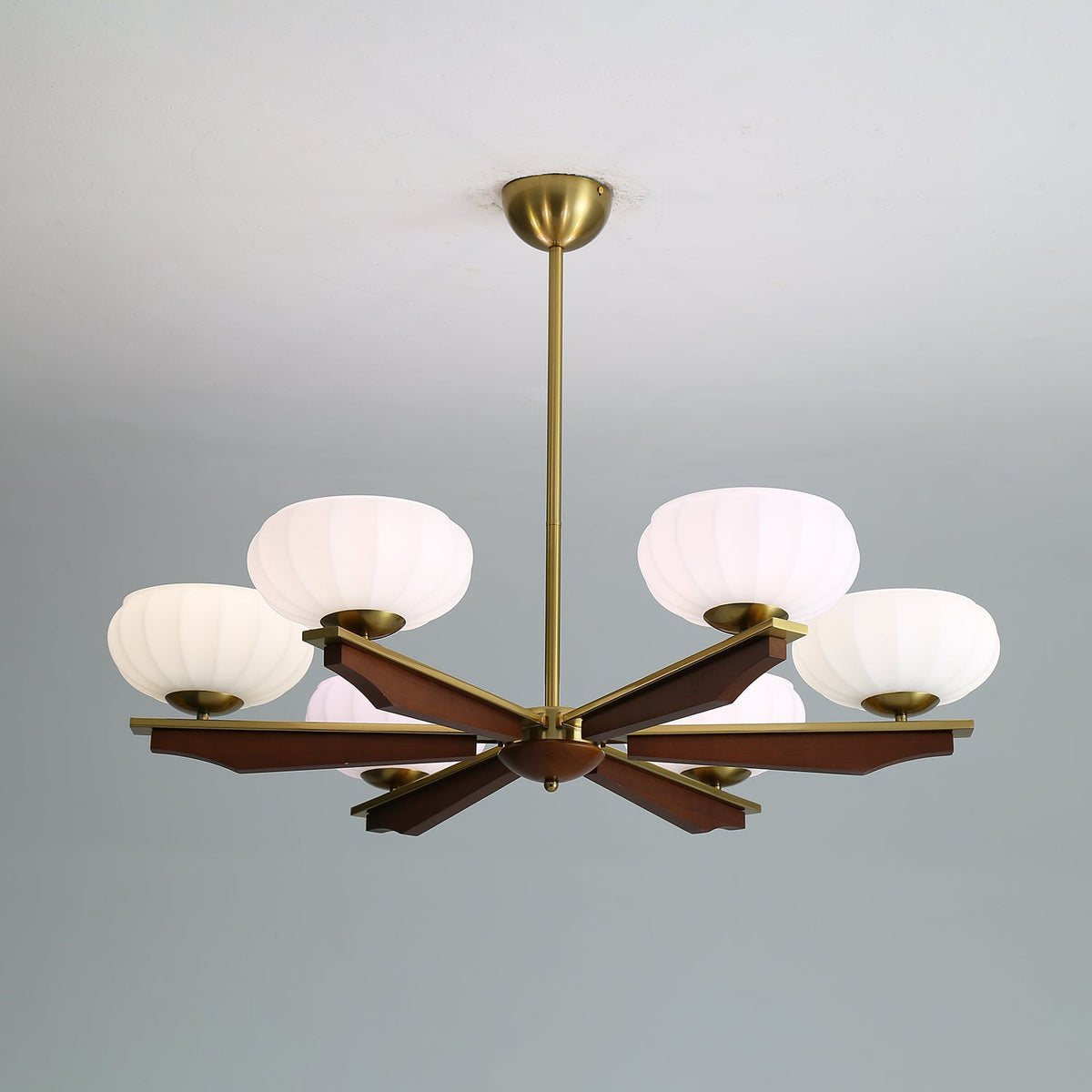 Uzoror lámpara de araña tradicional elegancia vintage madera