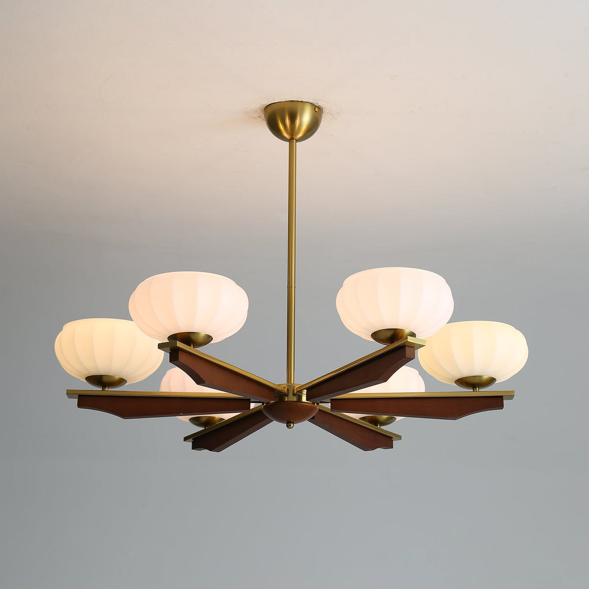 Uzoror lámpara de araña tradicional elegancia vintage madera