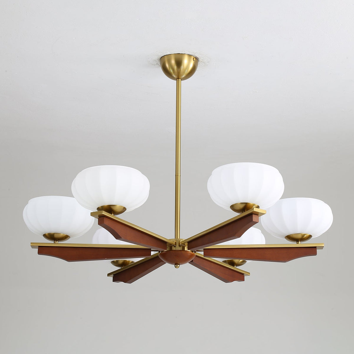 Uzoror lámpara de araña tradicional elegancia vintage madera