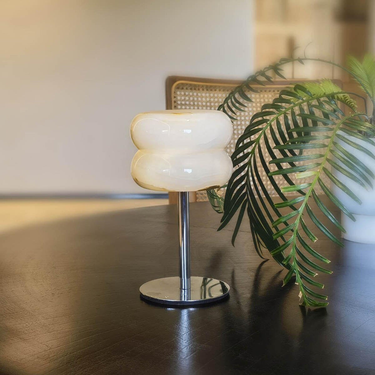 Nivaraine lámpara de mesa de alabastro con forma de dona