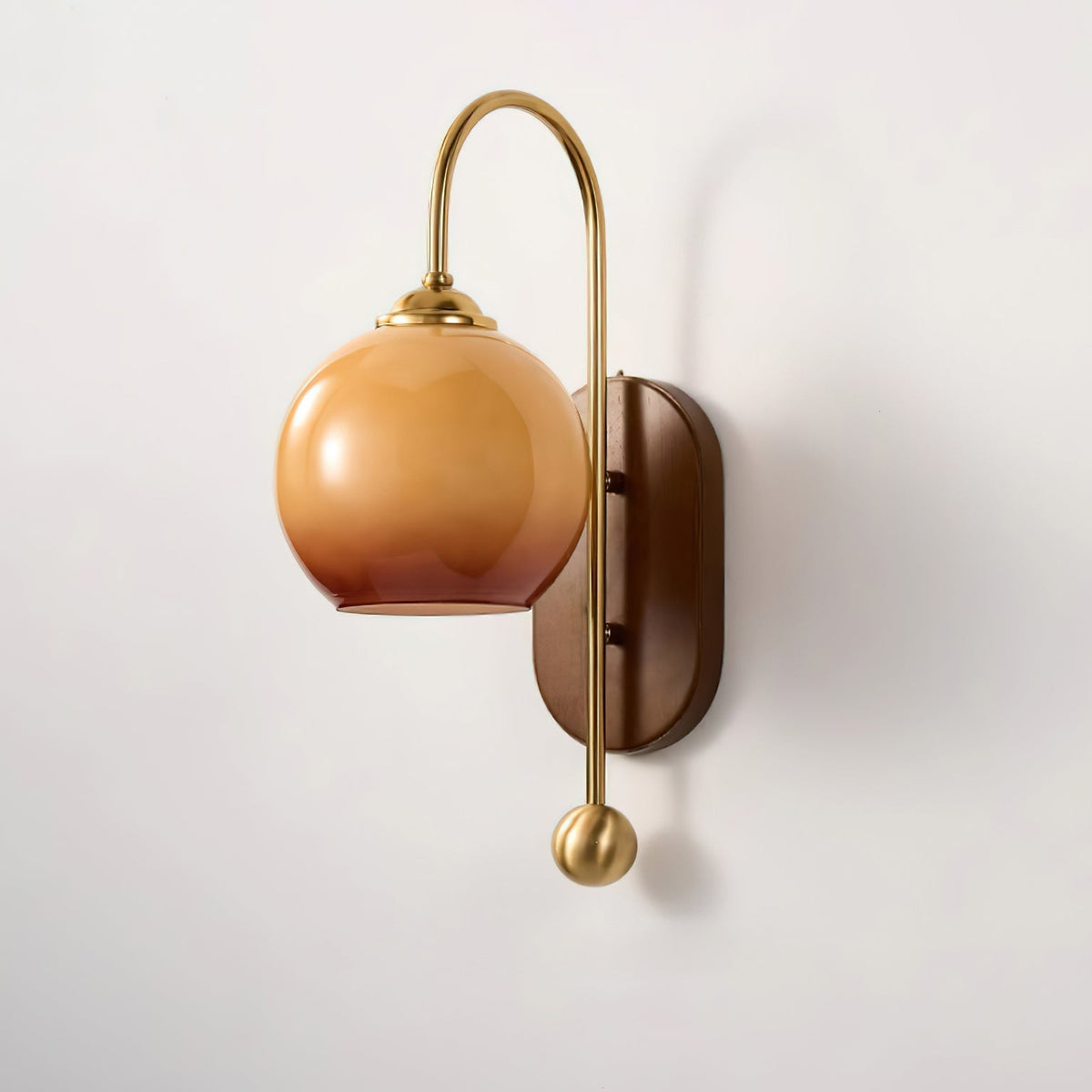 Aplique de pared de metal y vidrio con globo liso y placa trasera de madera