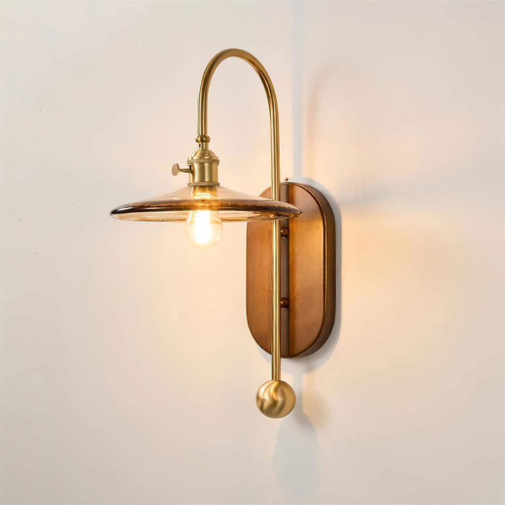 Aplique de pared de metal y vidrio con globo liso y placa trasera de madera