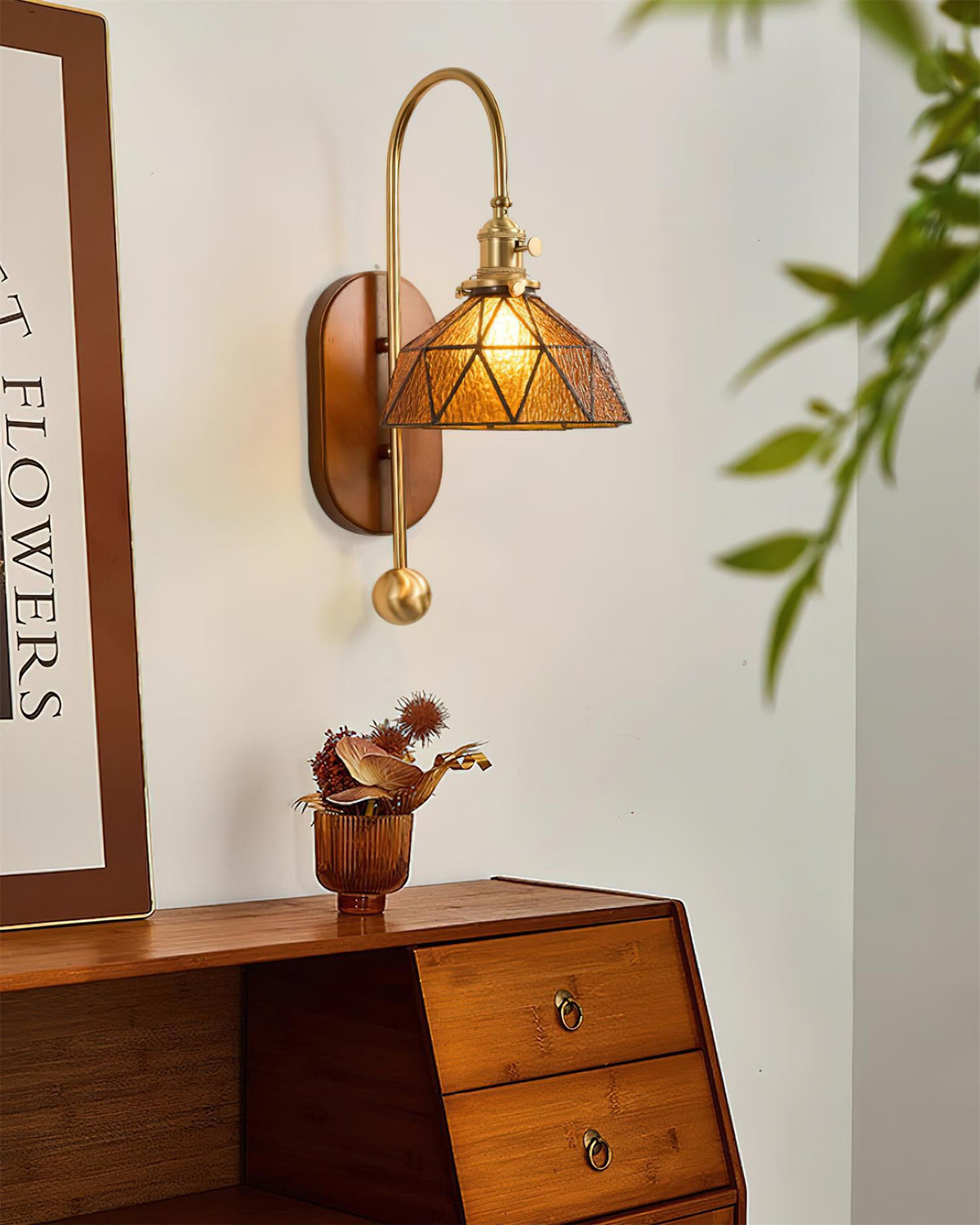 Aplique de pared de metal y vidrio con globo liso y placa trasera de madera