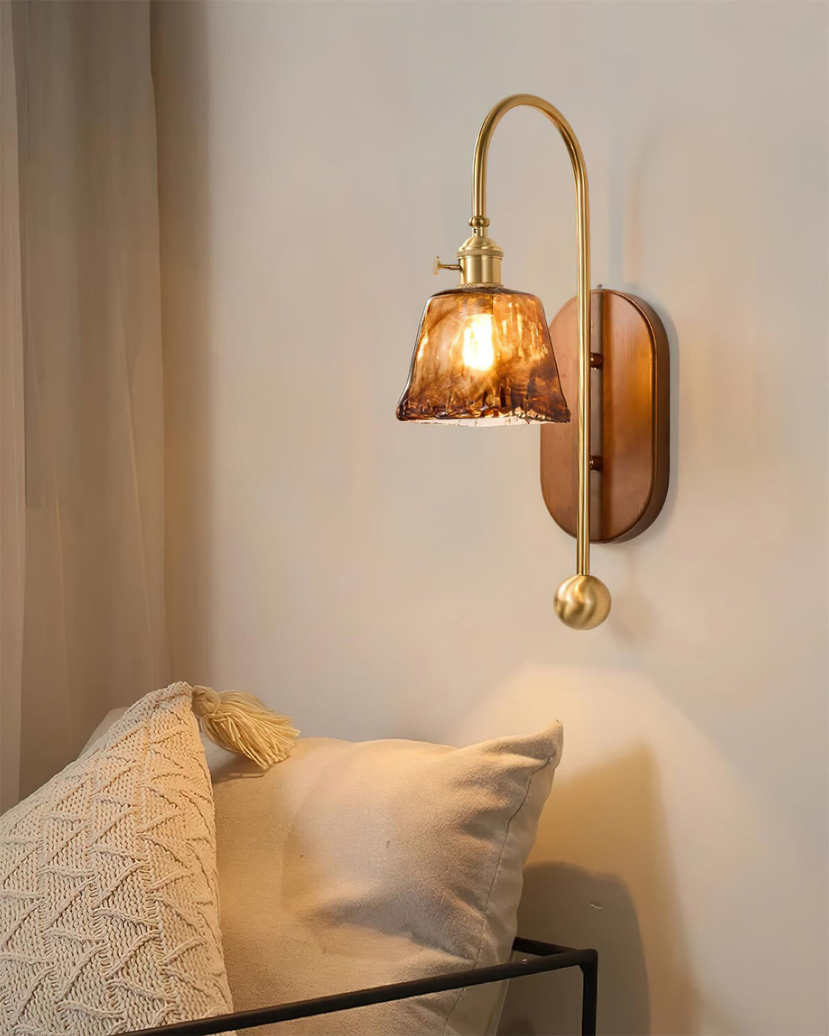 Aplique de pared de metal y vidrio con globo liso y placa trasera de madera