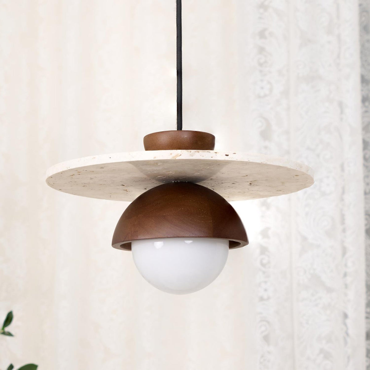 Calvion lámpara colgante de travertino, madera y vidrio con globo