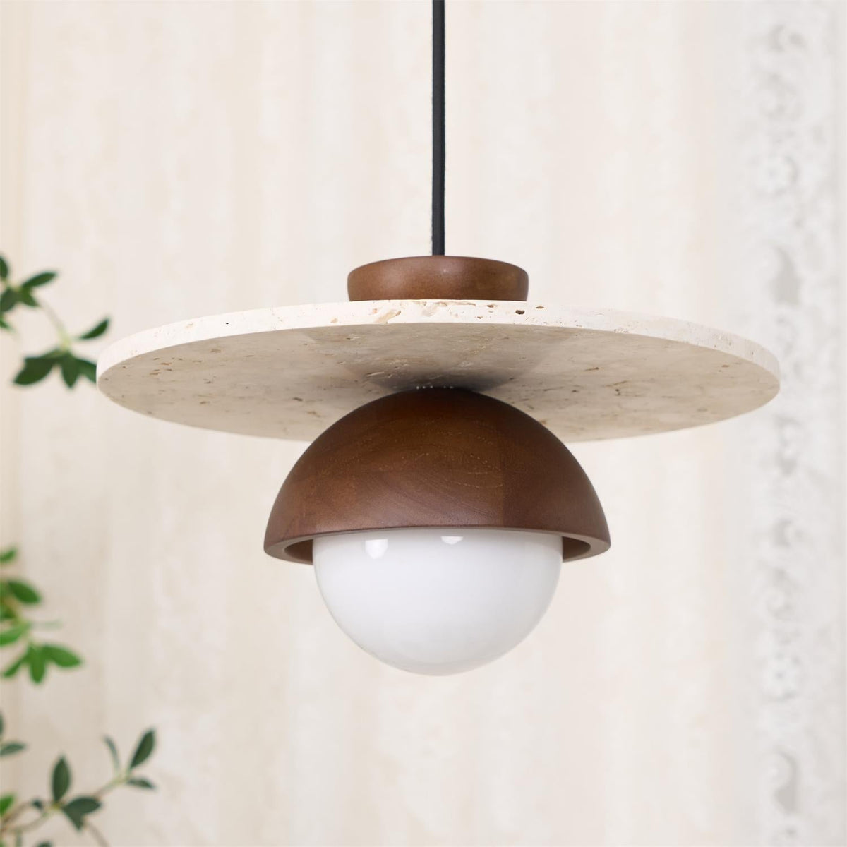 Calvion lámpara colgante de travertino, madera y vidrio con globo