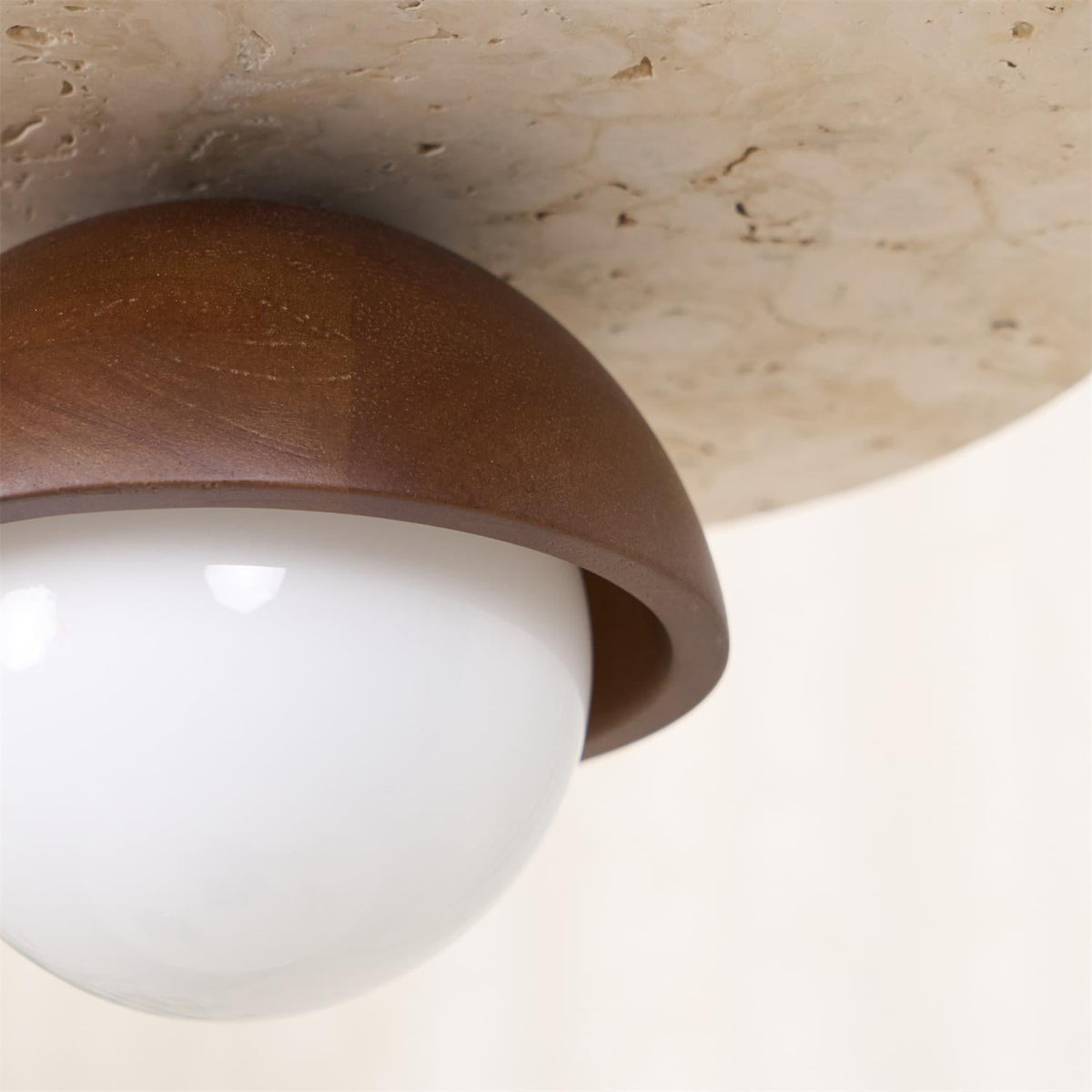 Calvion lámpara colgante de travertino, madera y vidrio con globo
