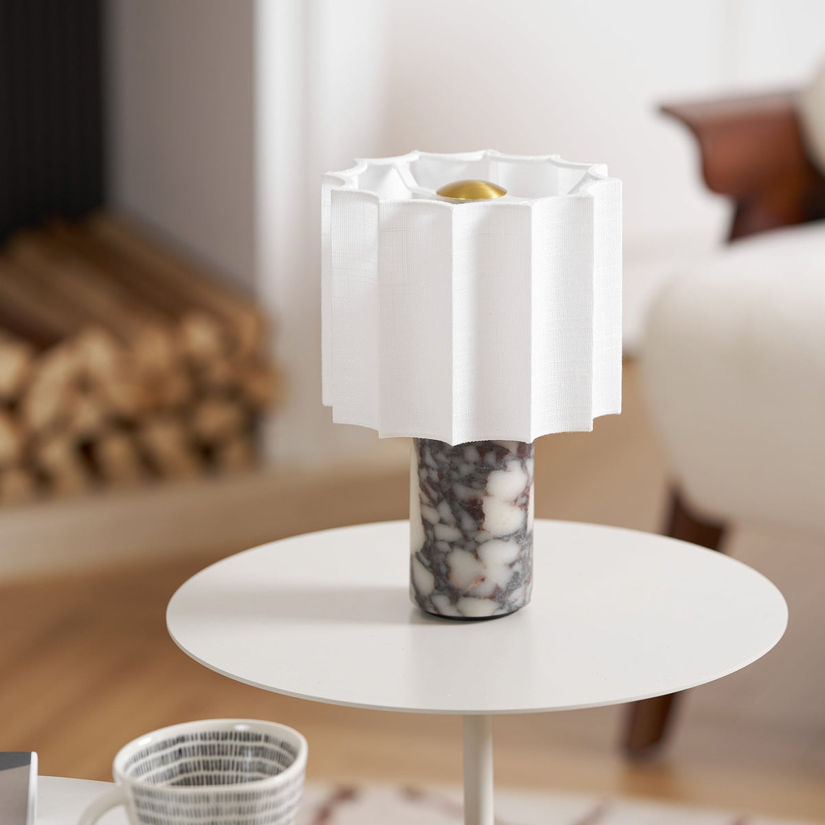 Serenity lámpara de mesa con pantalla de tejido plisado y base de mármol