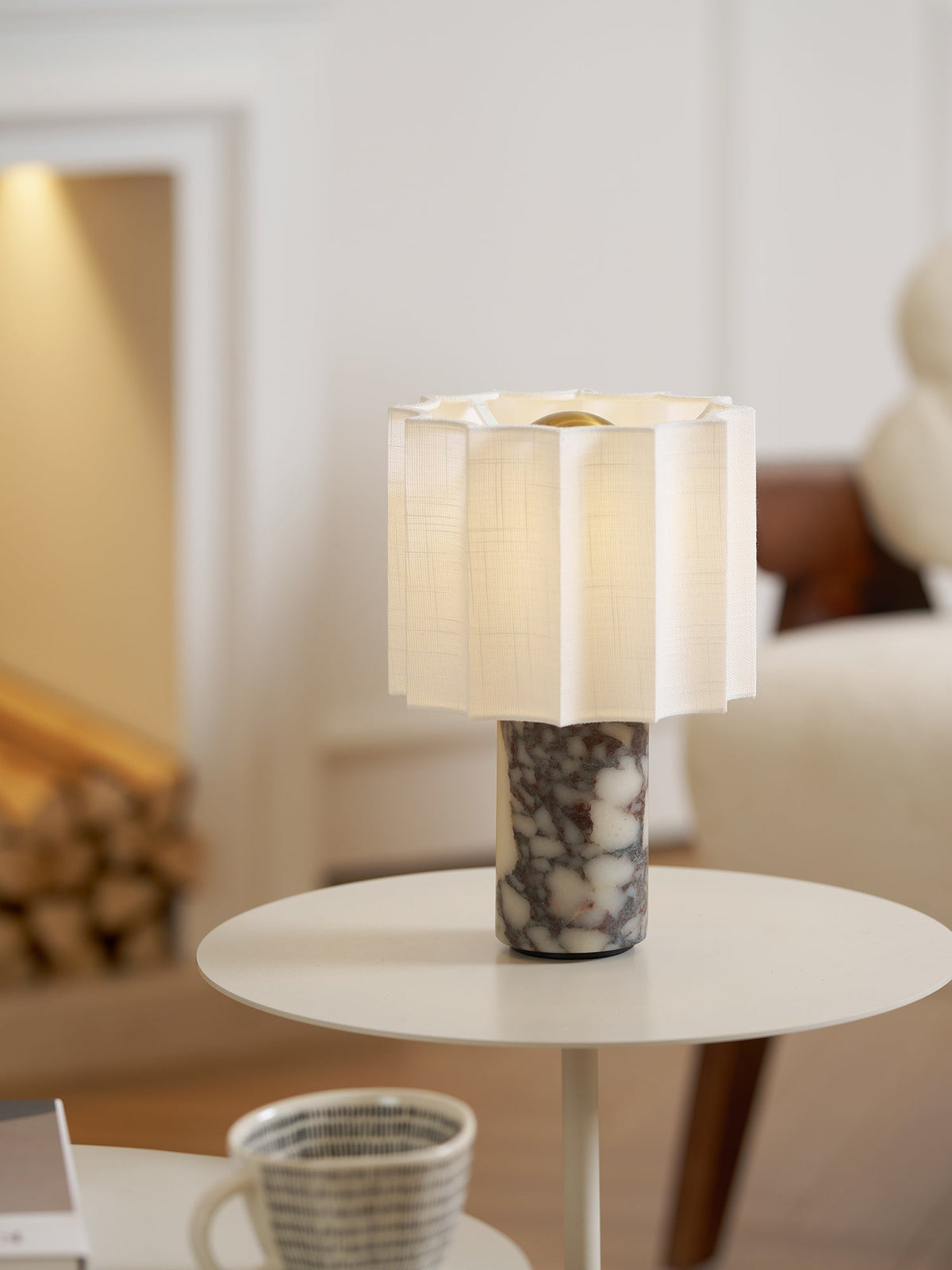 Serenity lámpara de mesa con pantalla de tejido plisado y base de mármol