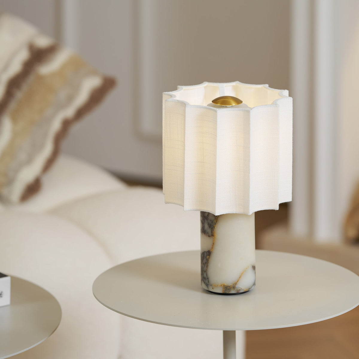 Serenity lámpara de mesa con pantalla de tejido plisado y base de mármol