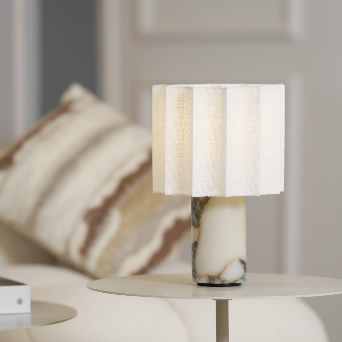 Serenity lámpara de mesa con pantalla de tejido plisado y base de mármol