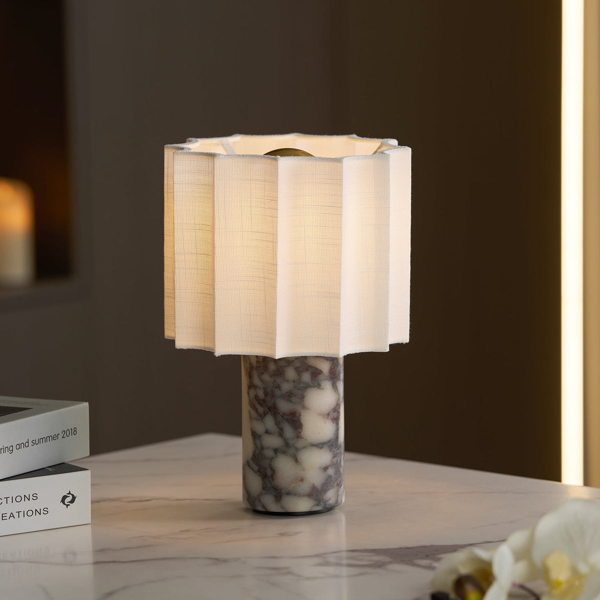 Serenity lámpara de mesa con pantalla de tejido plisado y base de mármol