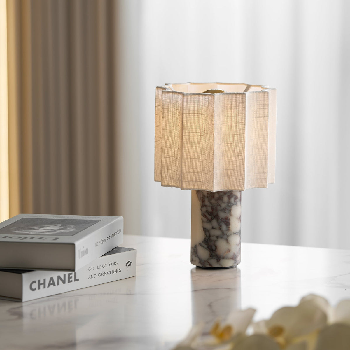 Serenity lámpara de mesa con pantalla de tejido plisado y base de mármol