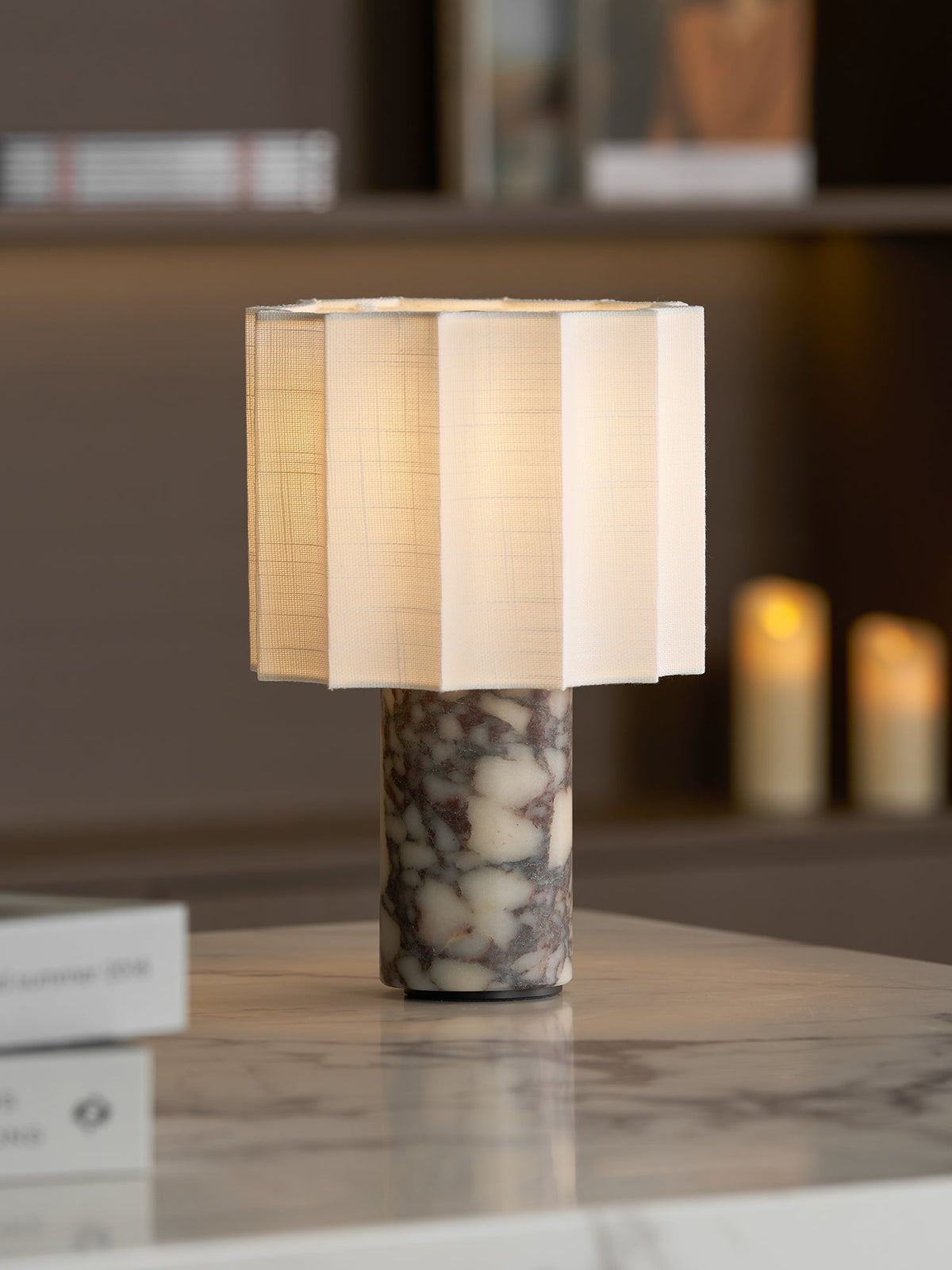 Serenity lámpara de mesa con pantalla de tejido plisado y base de mármol