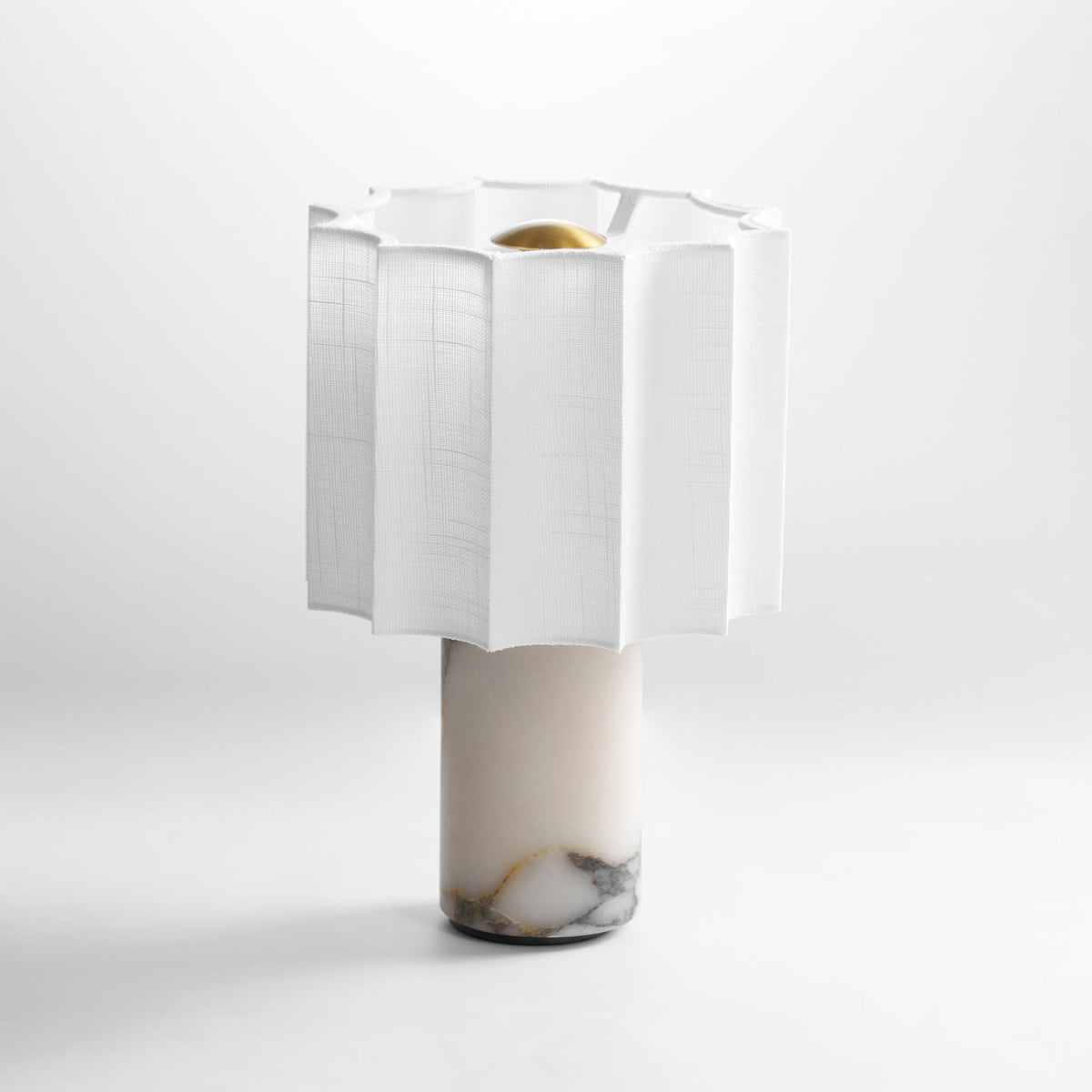Serenity lámpara de mesa con pantalla de tejido plisado y base de mármol