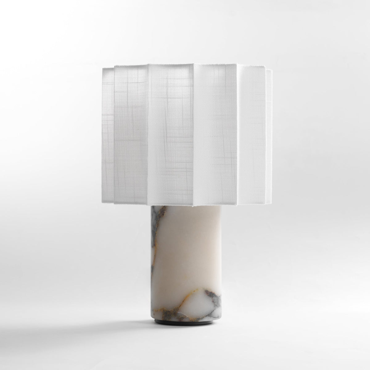 Serenity lámpara de mesa con pantalla de tejido plisado y base de mármol