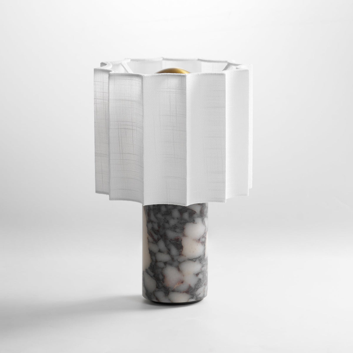Serenity lámpara de mesa con pantalla de tejido plisado y base de mármol