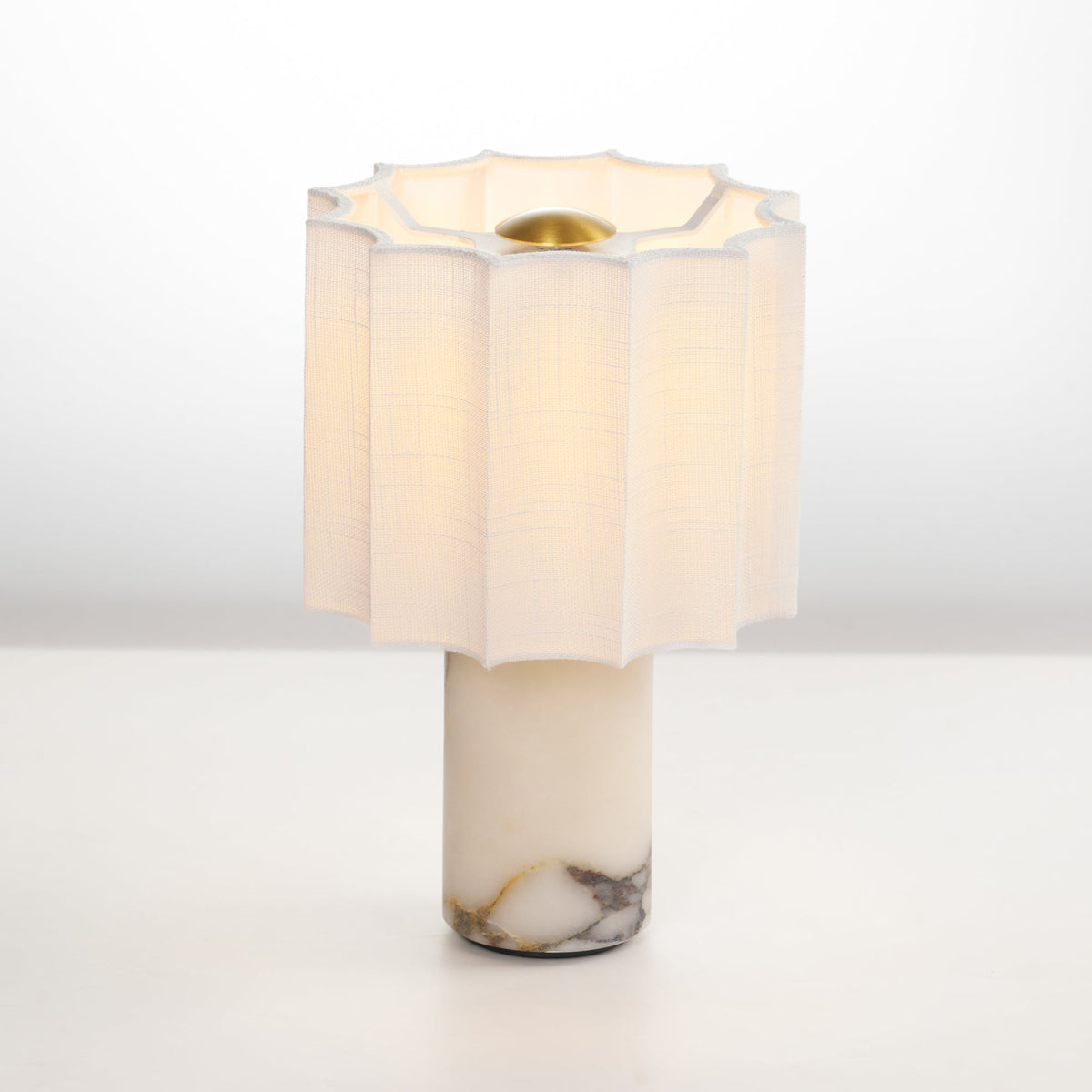 Serenity lámpara de mesa con pantalla de tejido plisado y base de mármol