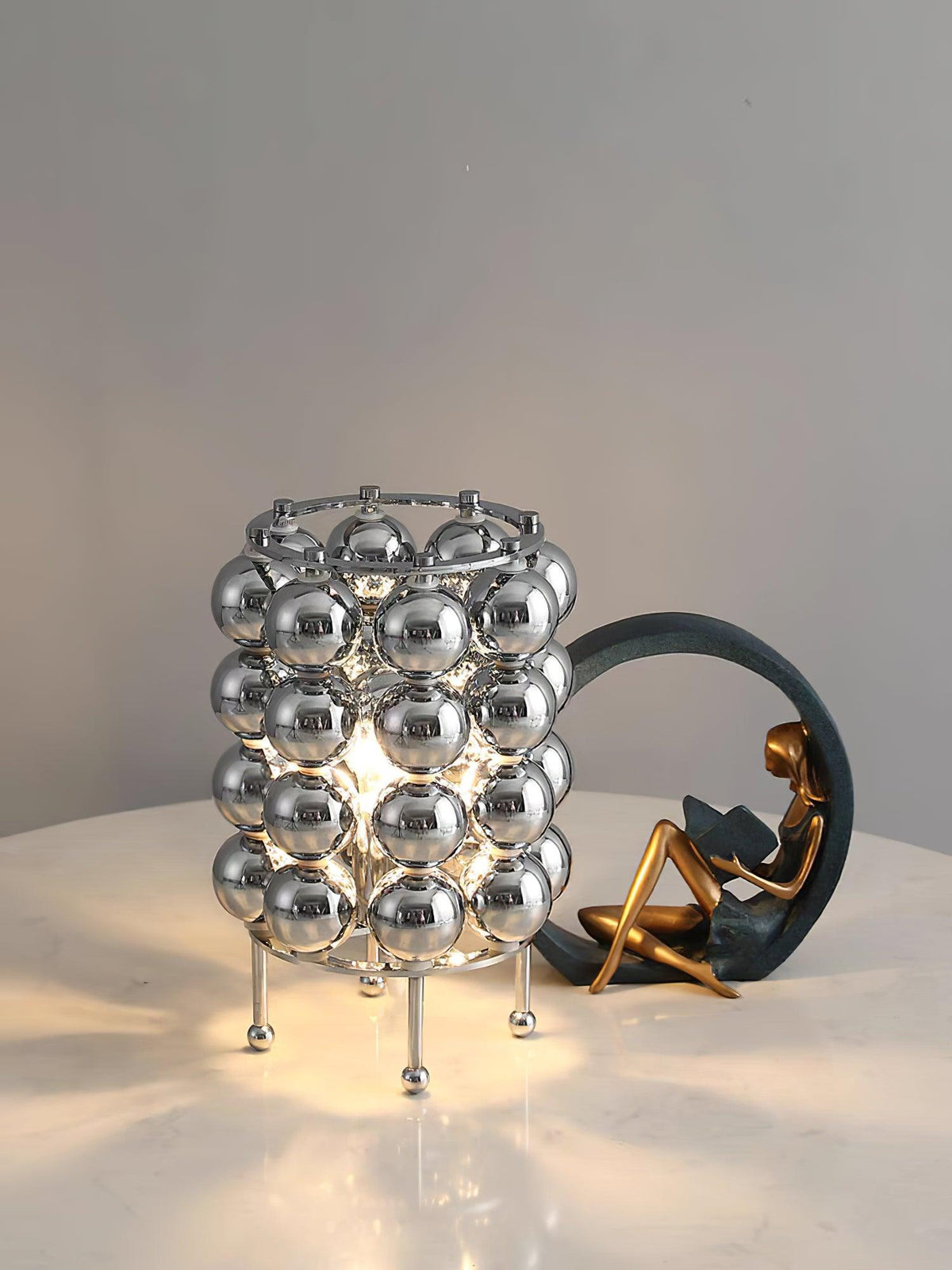 Lirra lámpara de mesa de acero futurista