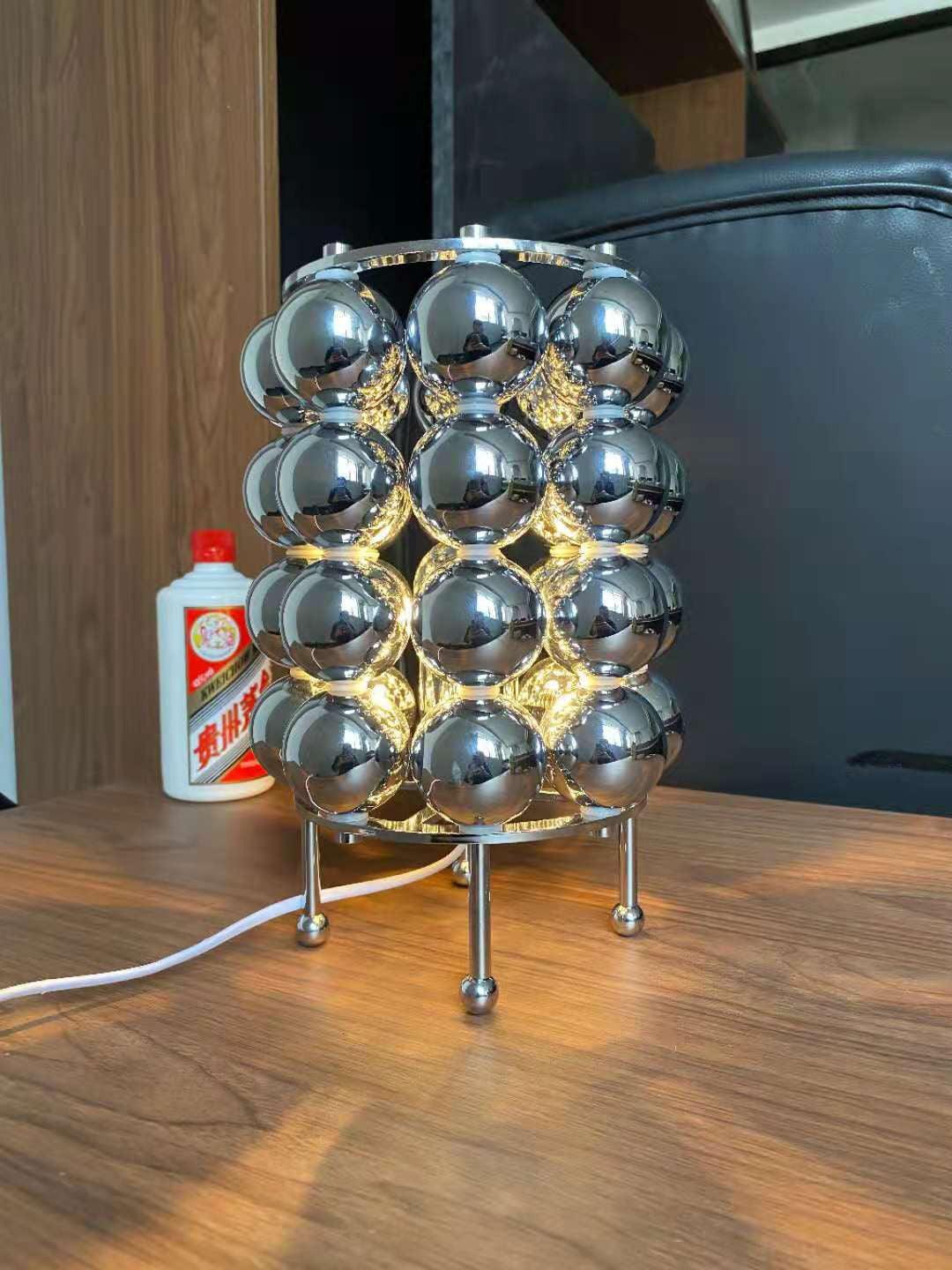 Lirra lámpara de mesa de acero futurista