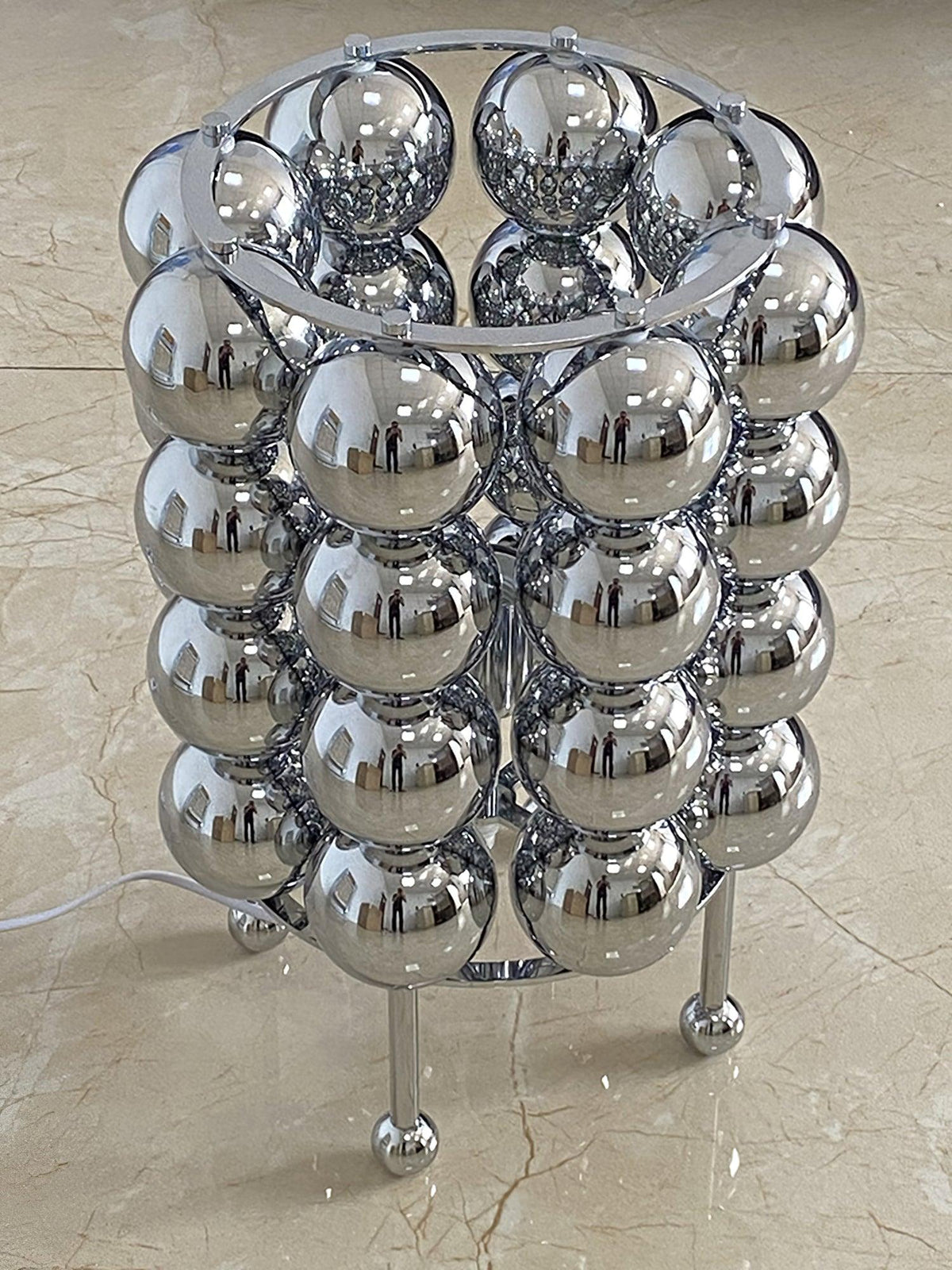 Lirra lámpara de mesa de acero futurista