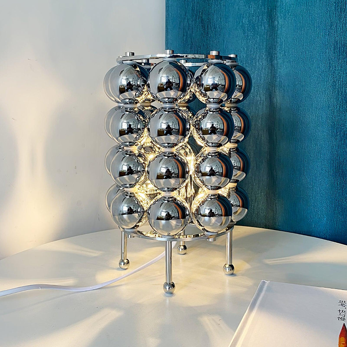 Lirra lámpara de mesa de acero futurista