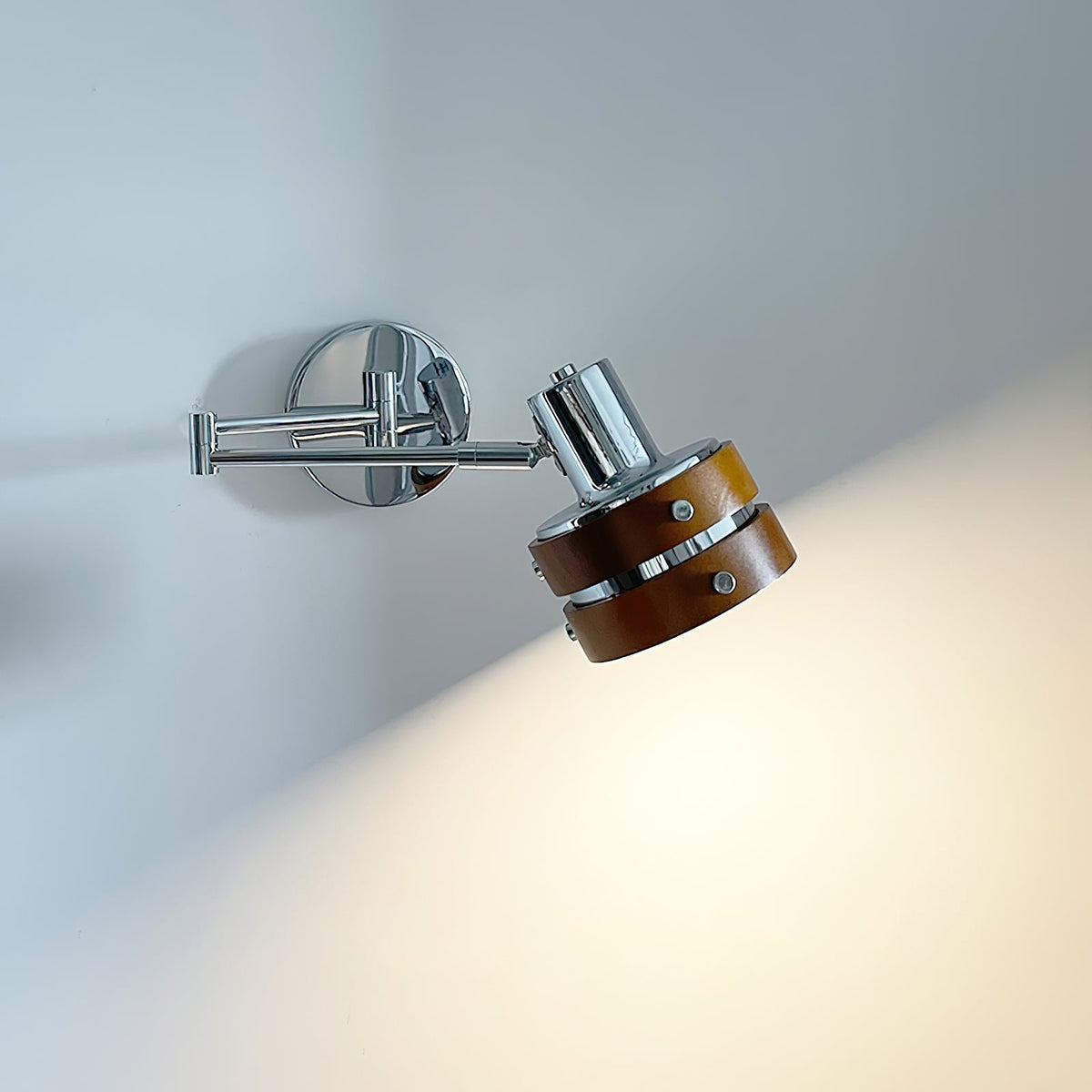 Lámpara de Pared con Pantalla de Barril de Metal y Madera Ajustable, Estilo Medio Siglo