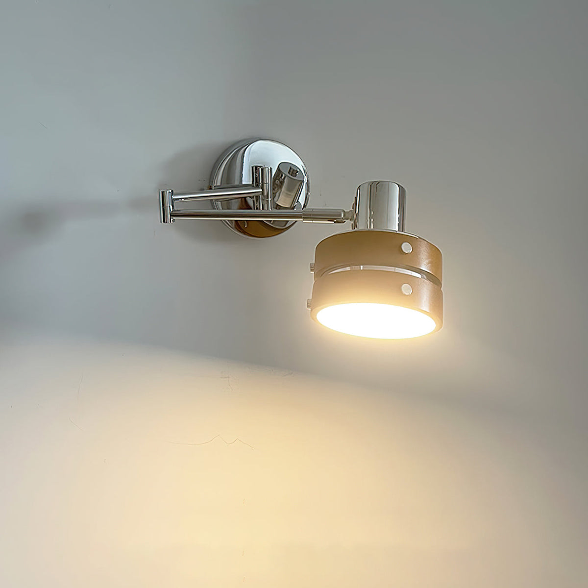 Lámpara de Pared con Pantalla de Barril de Metal y Madera Ajustable, Estilo Medio Siglo