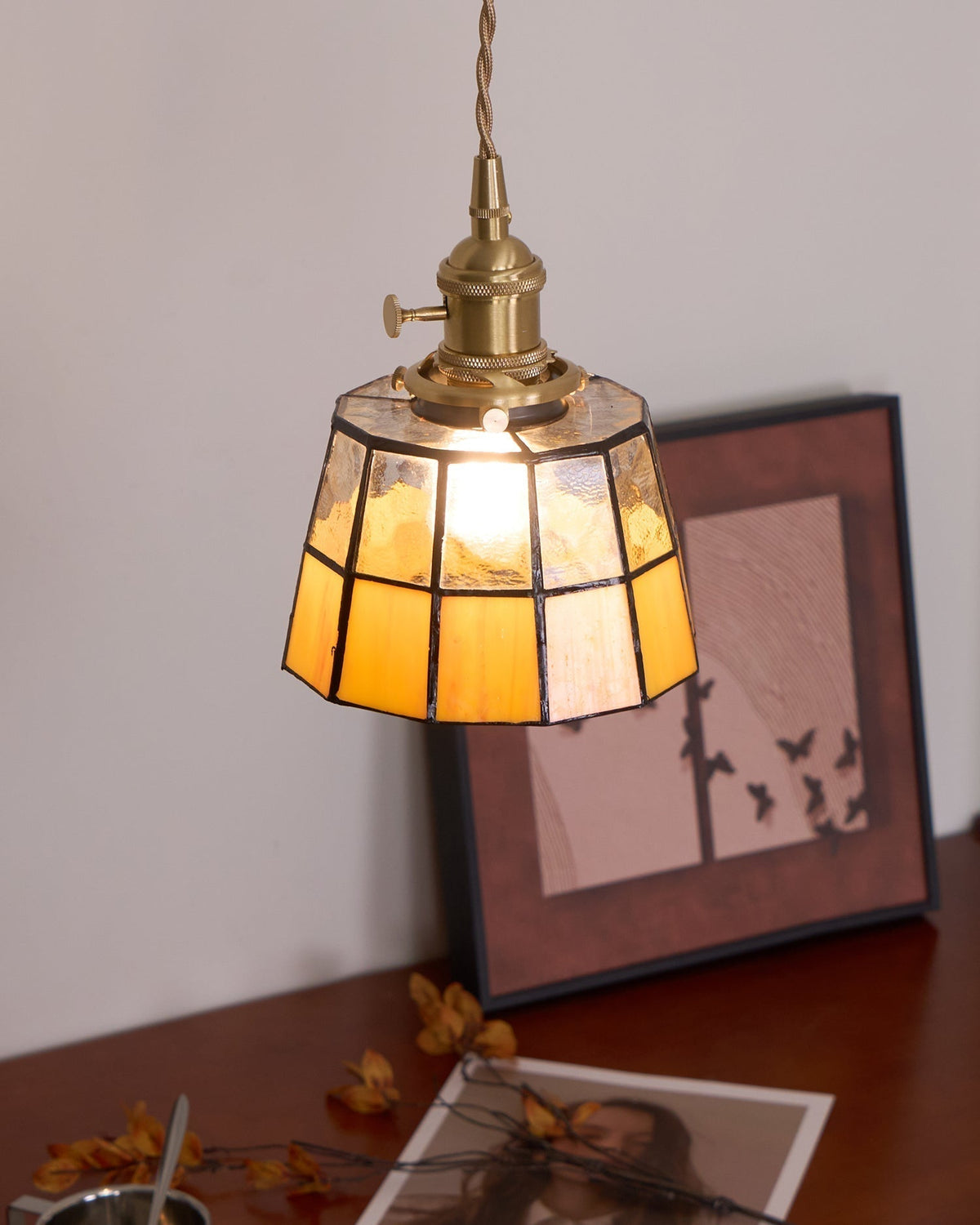 Lámpara colgante de vidrio esmerilado con patrón vintage y detalles en latón estilo retro