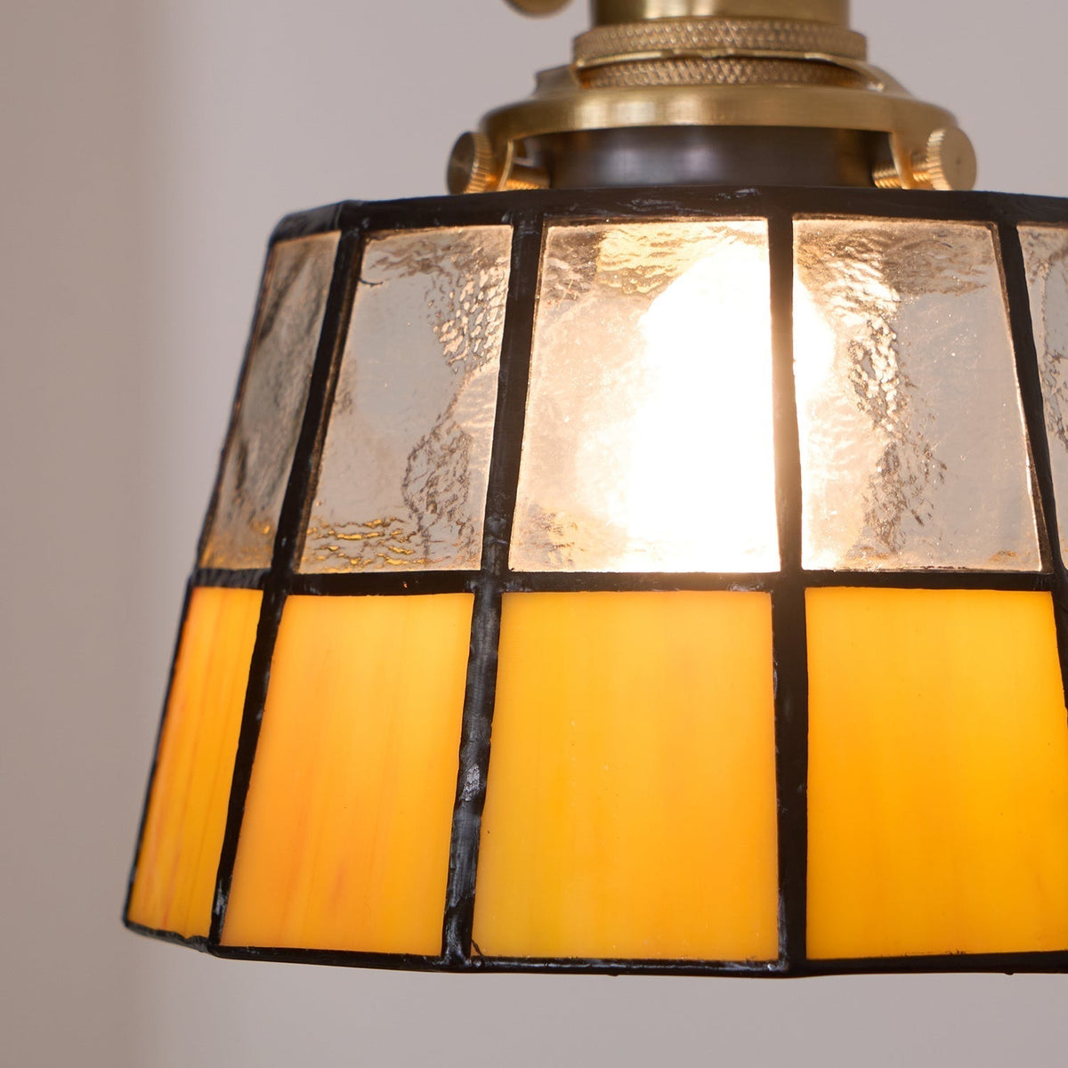 Lámpara colgante de vidrio esmerilado con patrón vintage y detalles en latón estilo retro